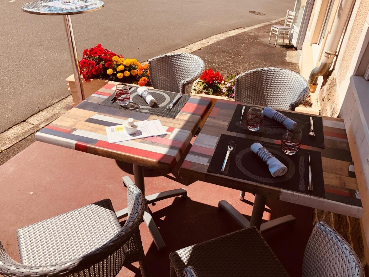 Restaurant Hotel Logis Chez Sophie Briouze Exterior photo