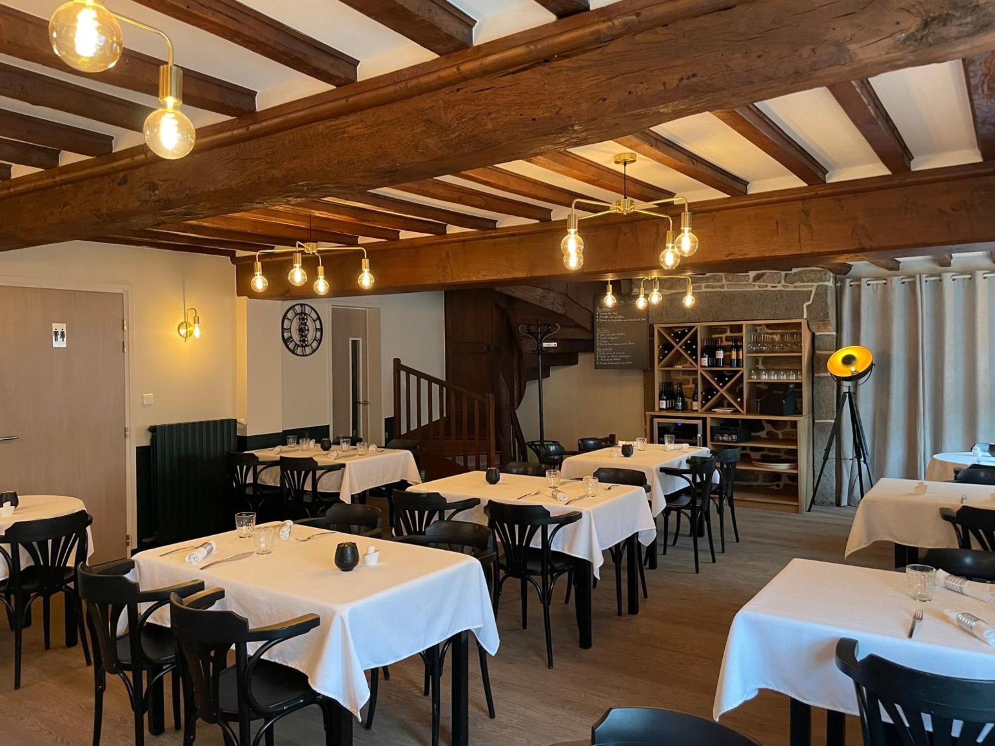 Restaurant Hotel Logis Chez Sophie Briouze Exterior photo