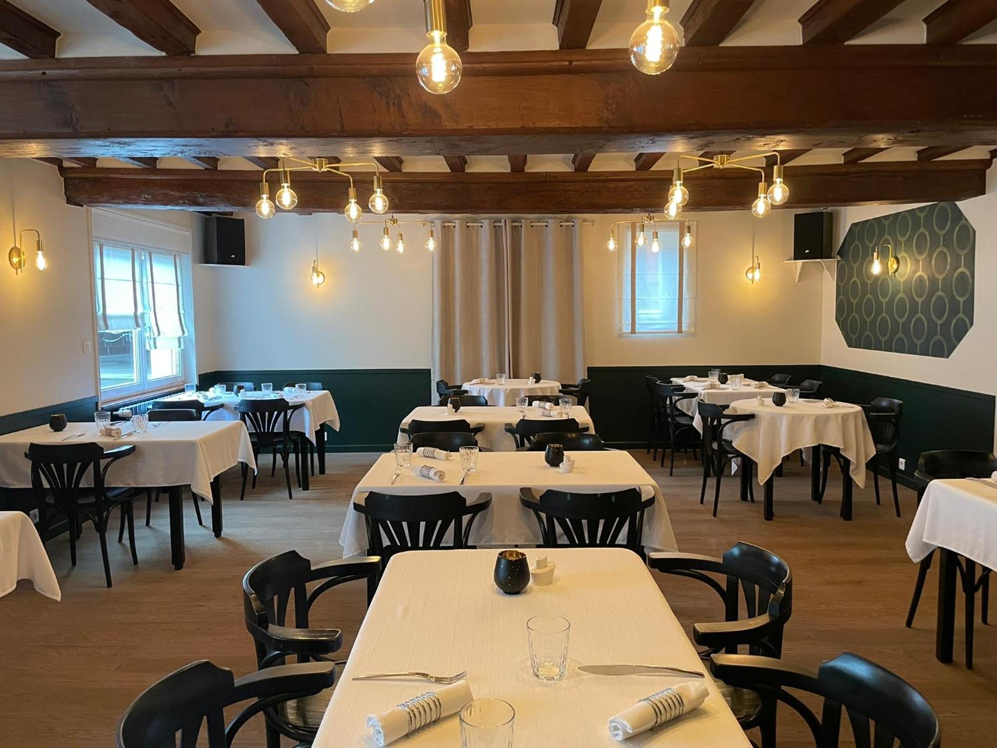 Restaurant Hotel Logis Chez Sophie Briouze Exterior photo