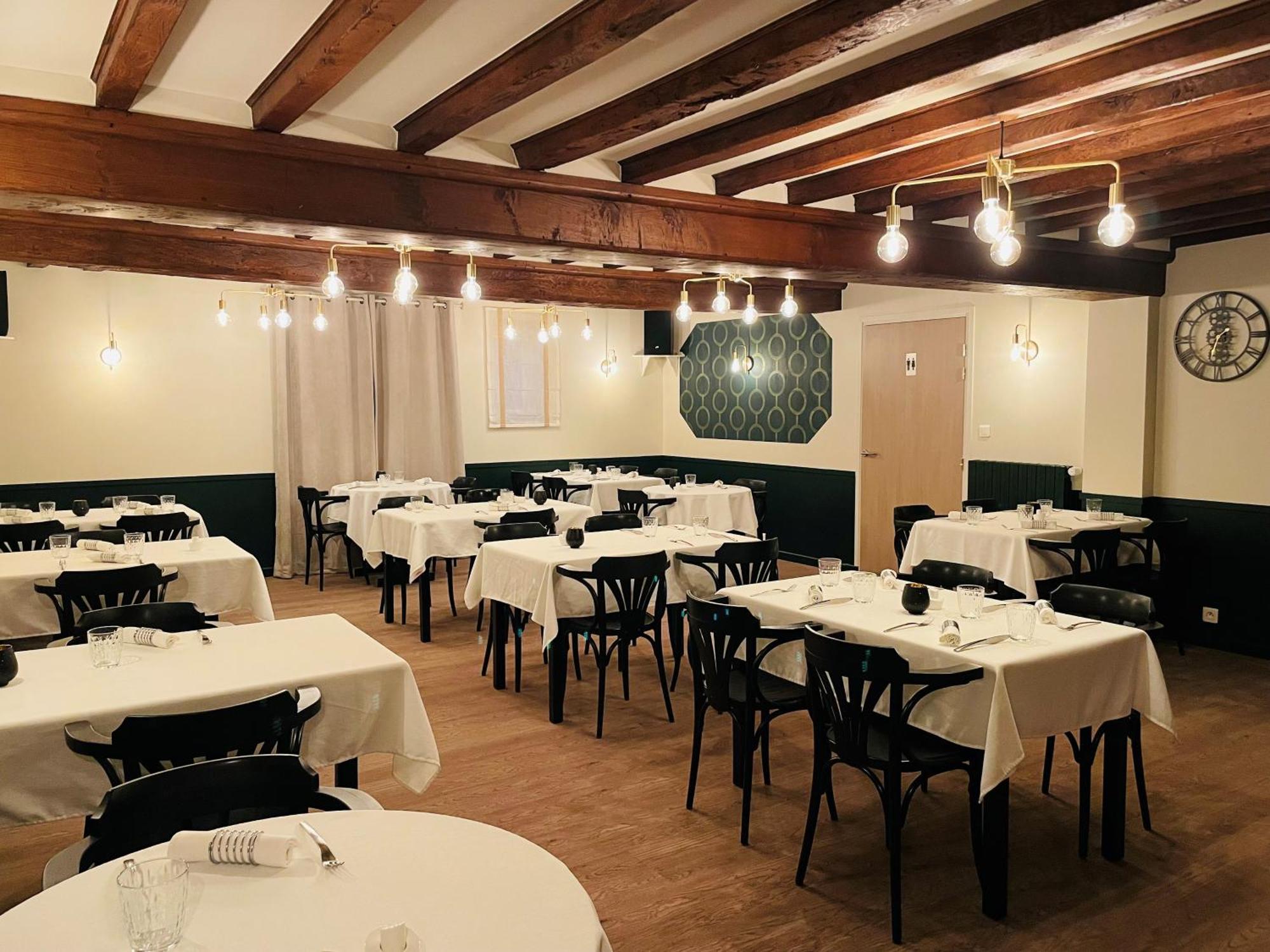 Restaurant Hotel Logis Chez Sophie Briouze Exterior photo