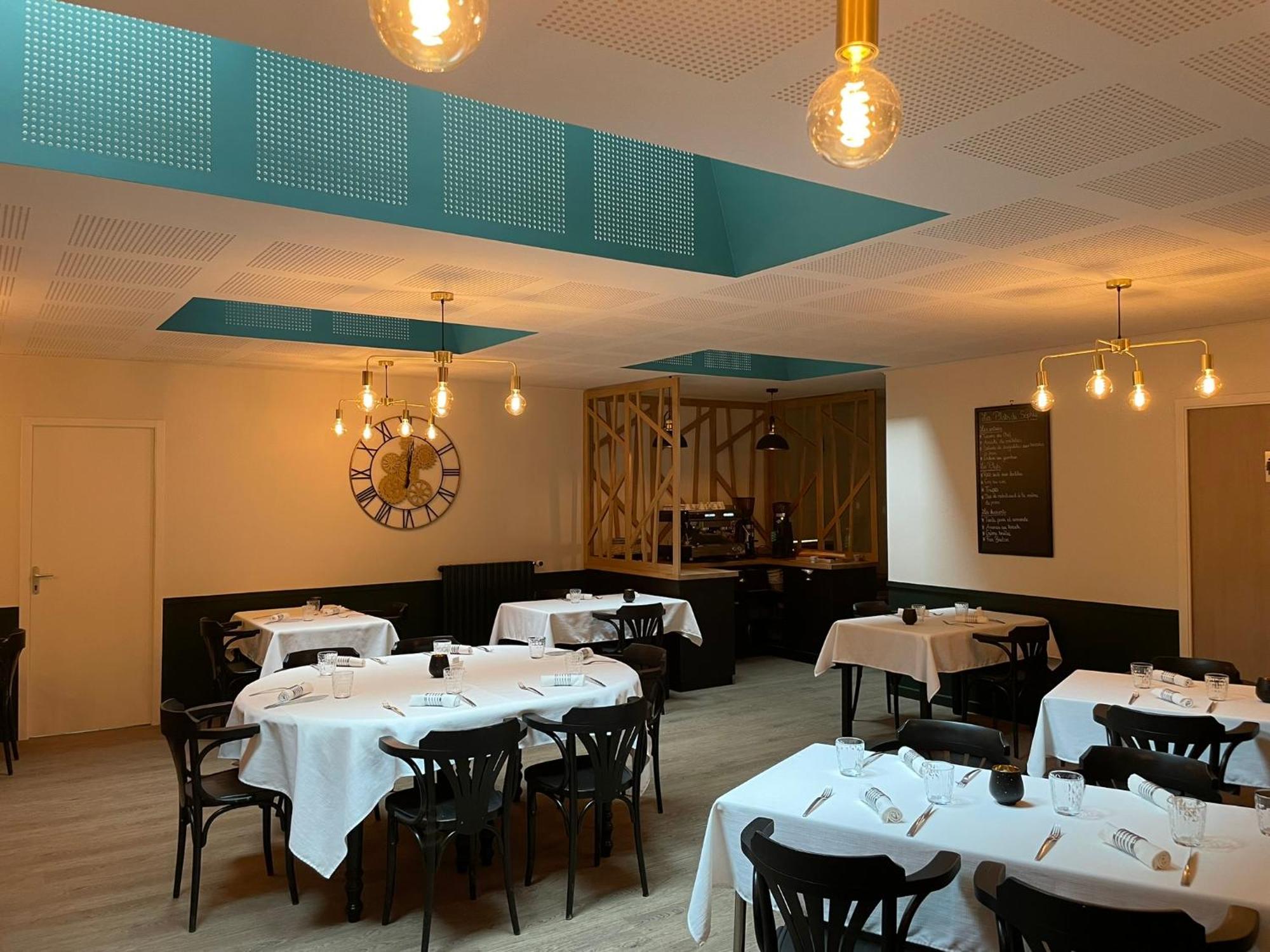Restaurant Hotel Logis Chez Sophie Briouze Exterior photo