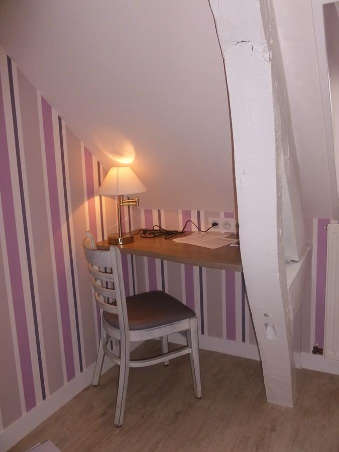 Restaurant Hotel Logis Chez Sophie Briouze Exterior photo